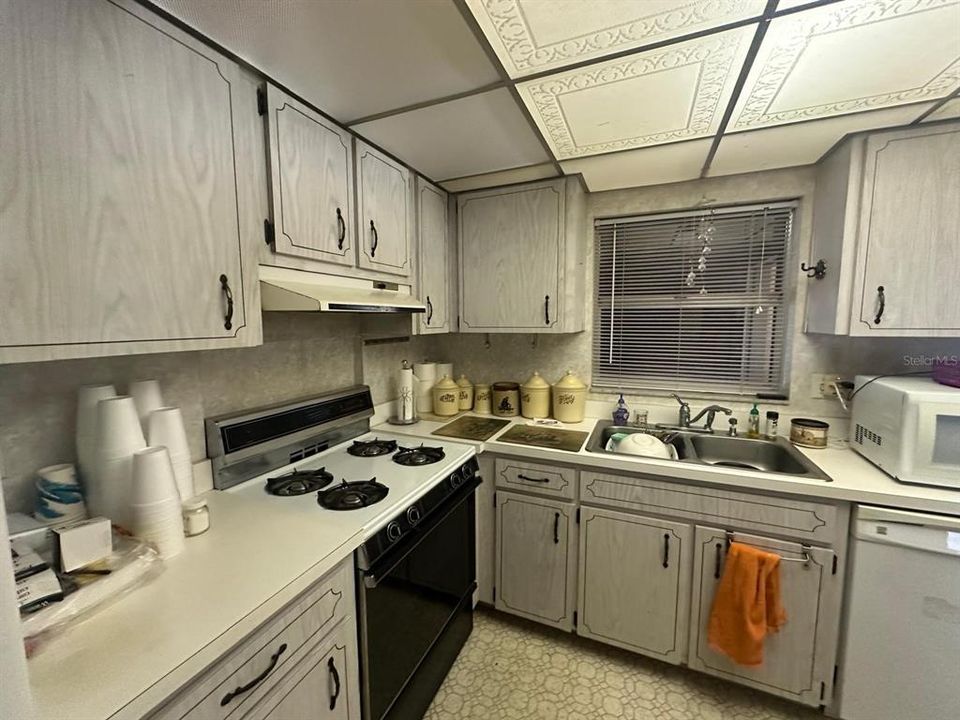 Под контрактом: $369,000 (4 спален, 2 ванн, 1692 Квадратных фут)