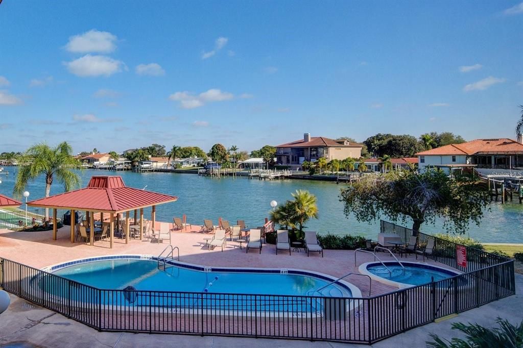 На продажу: $249,000 (2 спален, 2 ванн, 1090 Квадратных фут)