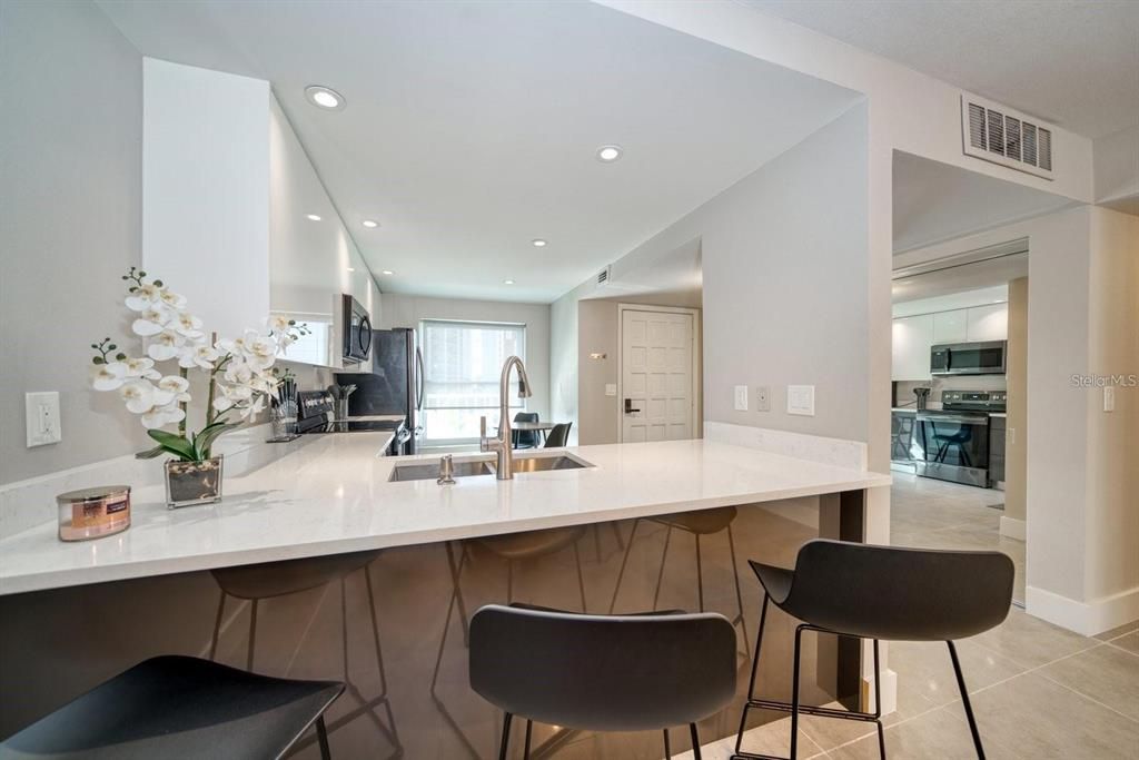 На продажу: $249,000 (2 спален, 2 ванн, 1090 Квадратных фут)