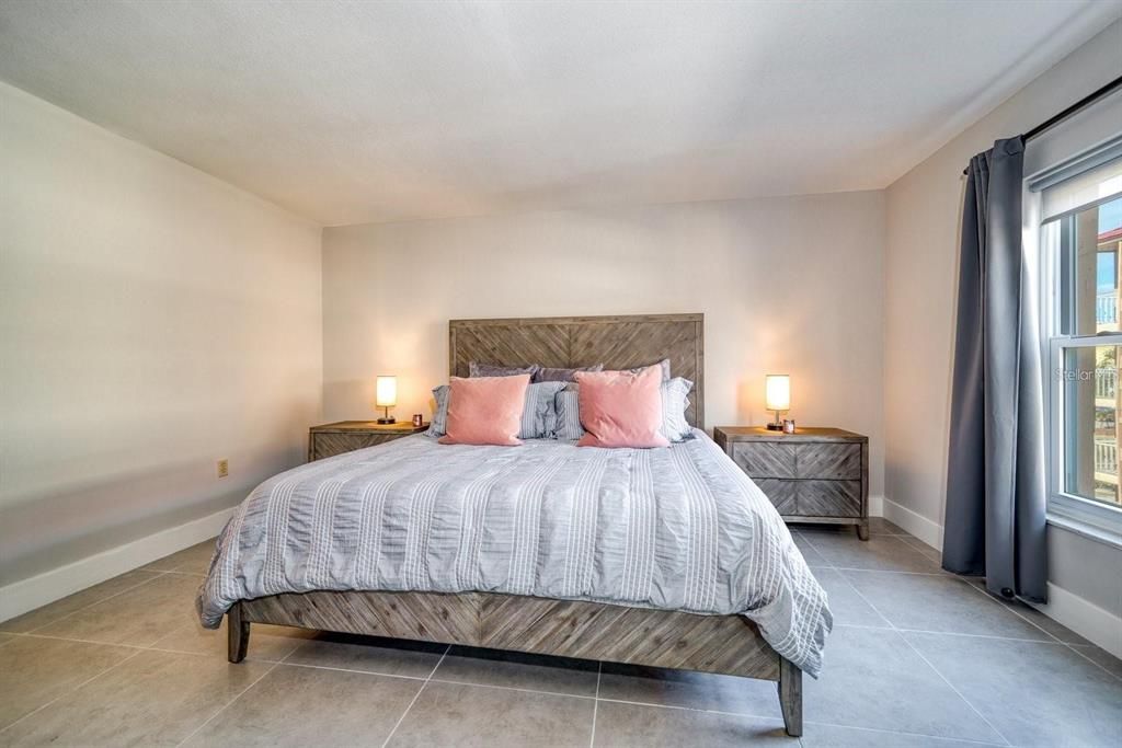 На продажу: $249,000 (2 спален, 2 ванн, 1090 Квадратных фут)