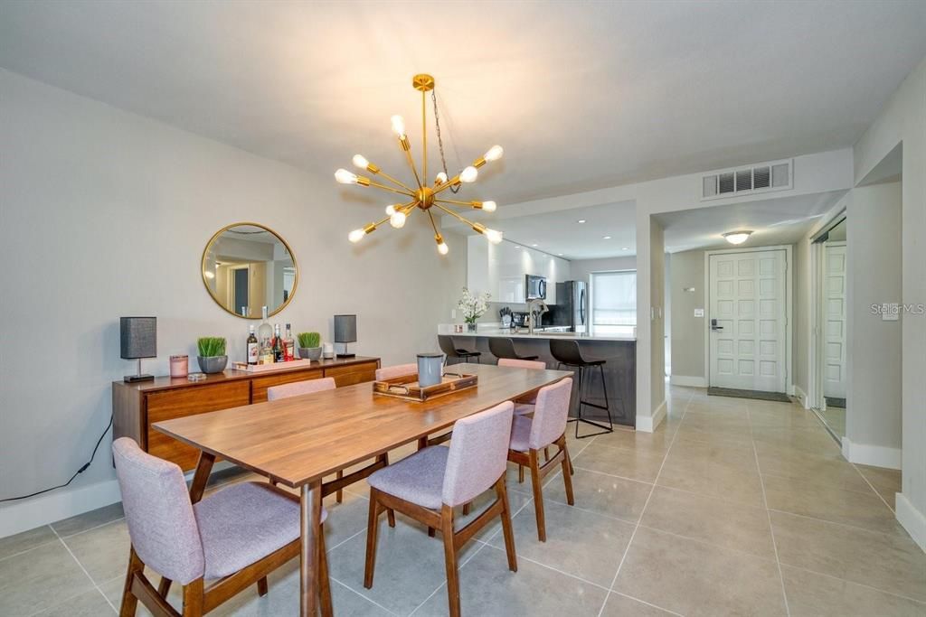 На продажу: $249,000 (2 спален, 2 ванн, 1090 Квадратных фут)