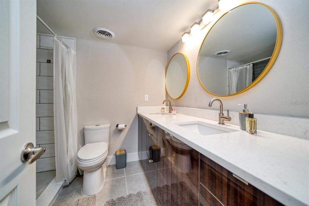 На продажу: $249,000 (2 спален, 2 ванн, 1090 Квадратных фут)