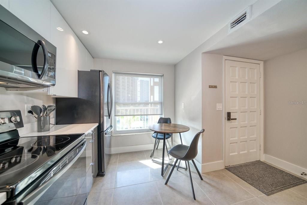 На продажу: $249,000 (2 спален, 2 ванн, 1090 Квадратных фут)