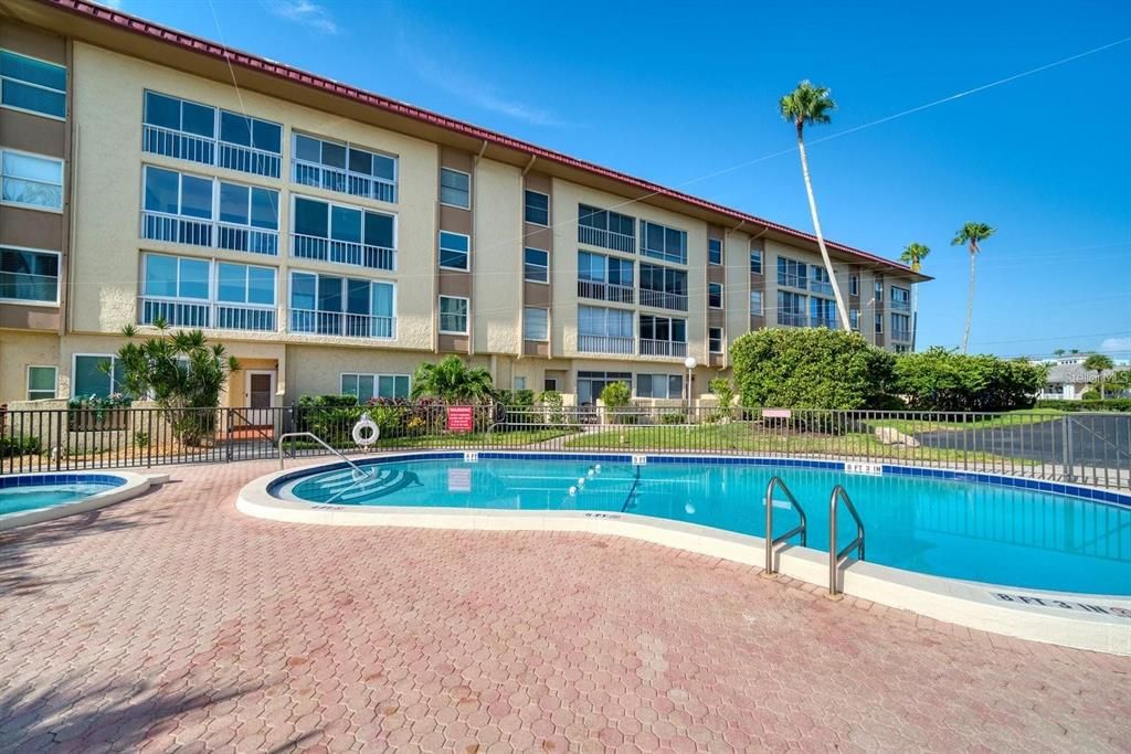 На продажу: $249,000 (2 спален, 2 ванн, 1090 Квадратных фут)