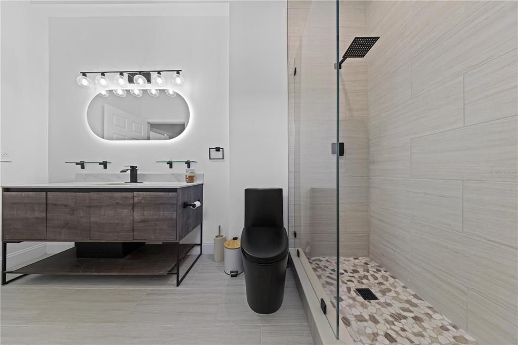 合同活跃: $1,398,000 (5 贝兹, 4 浴室, 3216 平方英尺)