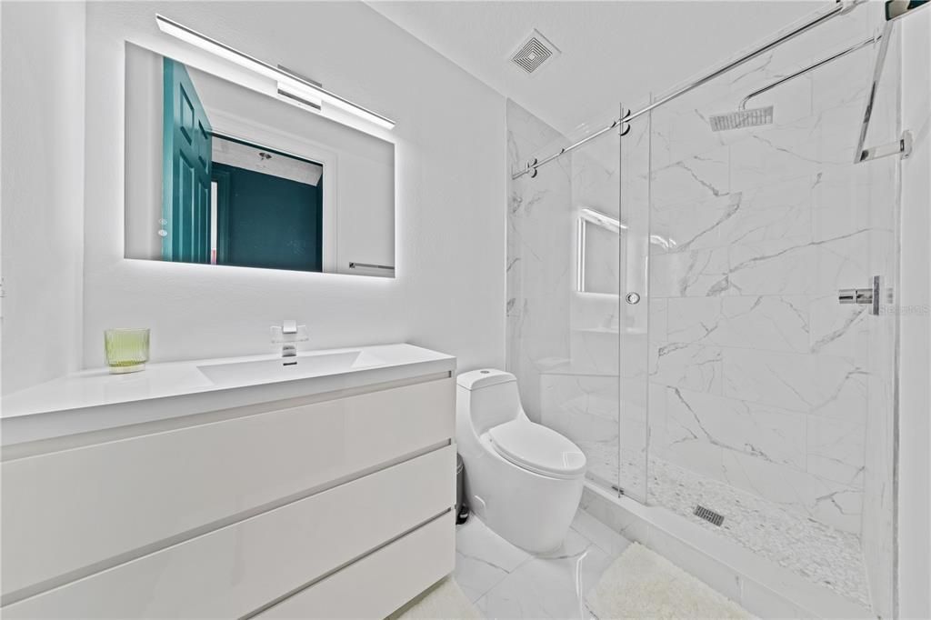 合同活跃: $1,398,000 (5 贝兹, 4 浴室, 3216 平方英尺)