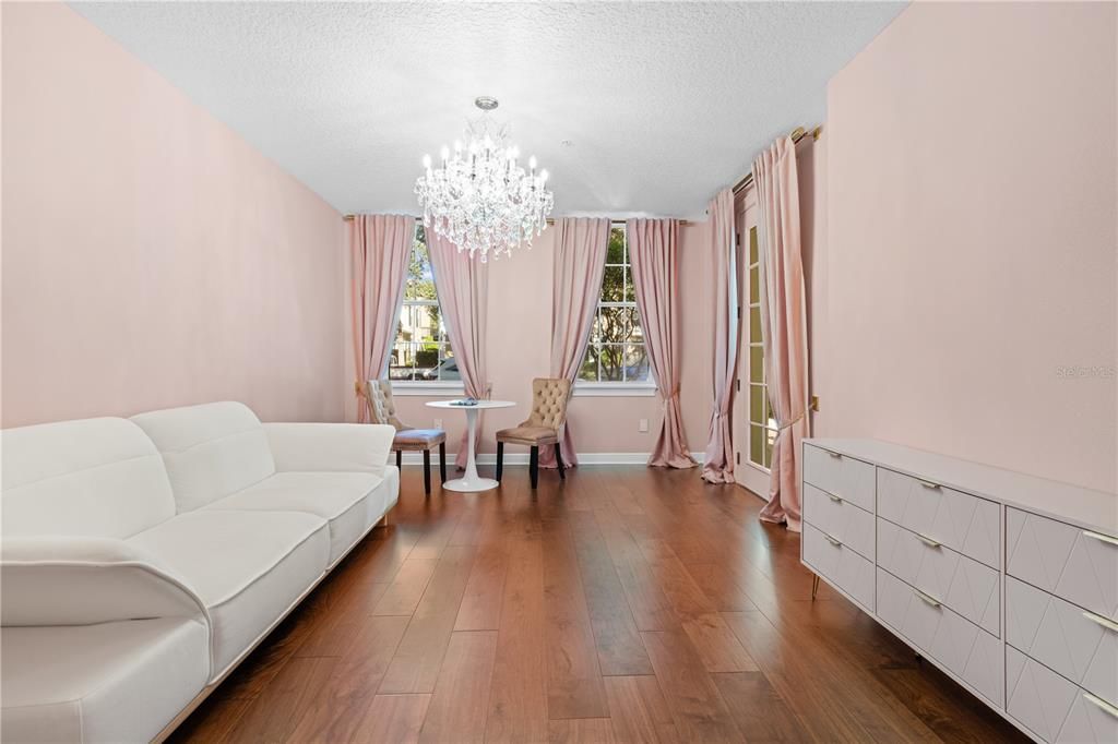 合同活跃: $1,398,000 (5 贝兹, 4 浴室, 3216 平方英尺)