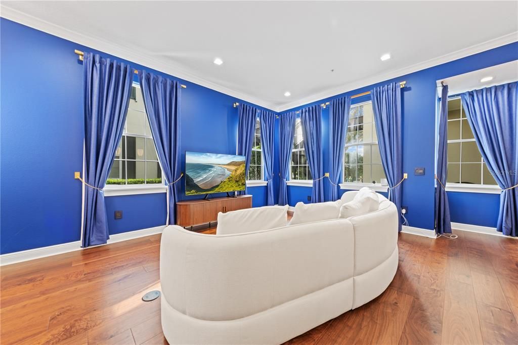 合同活跃: $1,398,000 (5 贝兹, 4 浴室, 3216 平方英尺)