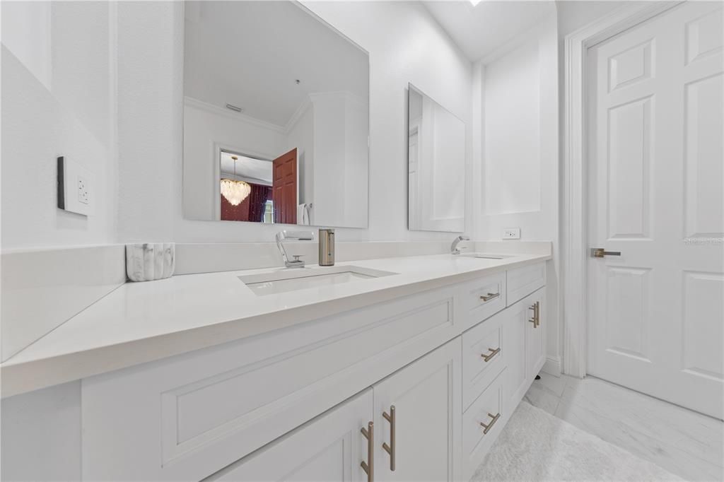 合同活跃: $1,398,000 (5 贝兹, 4 浴室, 3216 平方英尺)