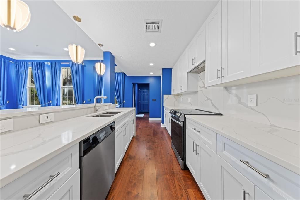 合同活跃: $1,398,000 (5 贝兹, 4 浴室, 3216 平方英尺)