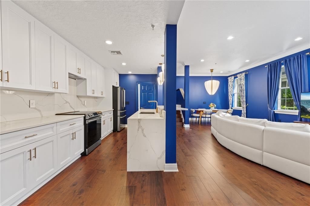 合同活跃: $1,398,000 (5 贝兹, 4 浴室, 3216 平方英尺)