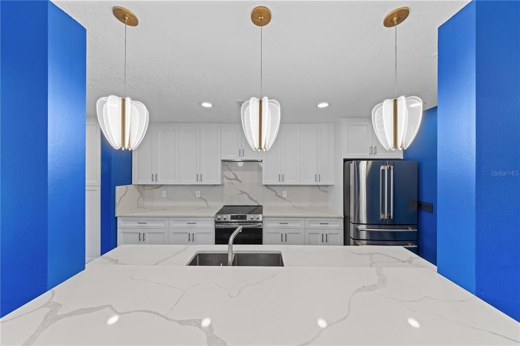 合同活跃: $1,398,000 (5 贝兹, 4 浴室, 3216 平方英尺)