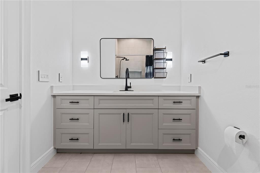 合同活跃: $1,398,000 (5 贝兹, 4 浴室, 3216 平方英尺)