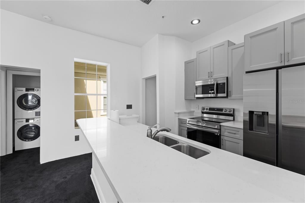 合同活跃: $1,398,000 (5 贝兹, 4 浴室, 3216 平方英尺)