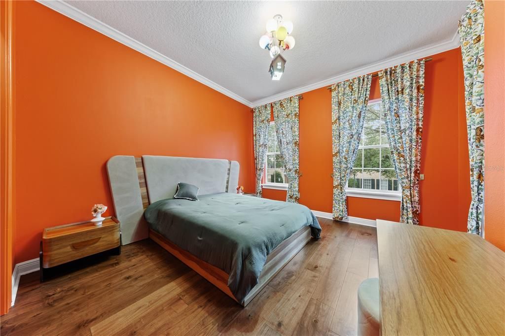 合同活跃: $1,398,000 (5 贝兹, 4 浴室, 3216 平方英尺)