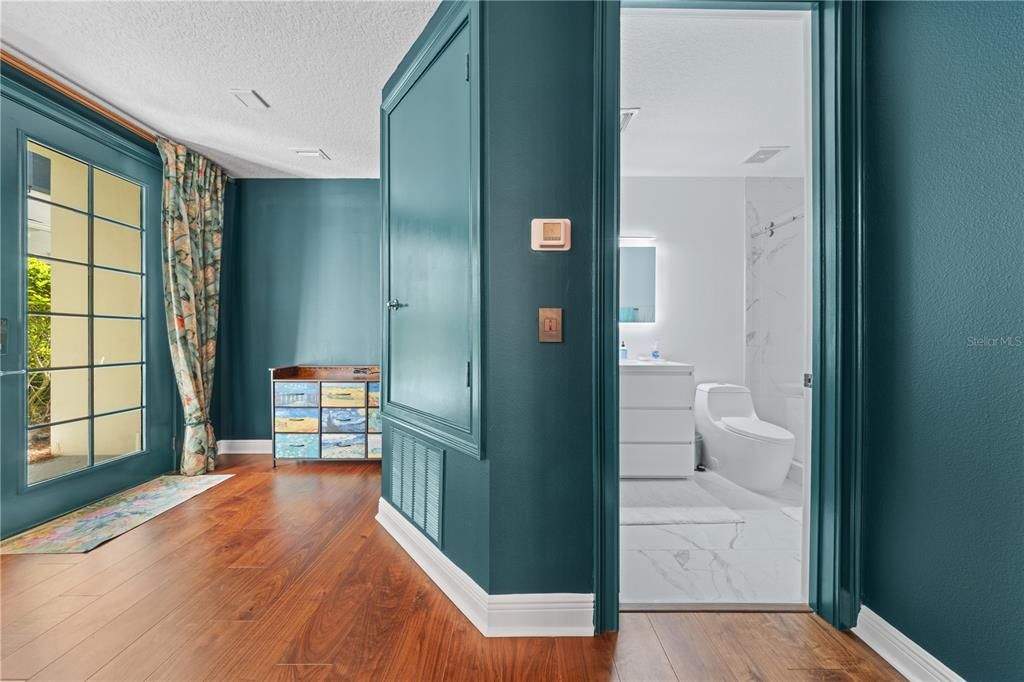 合同活跃: $1,398,000 (5 贝兹, 4 浴室, 3216 平方英尺)