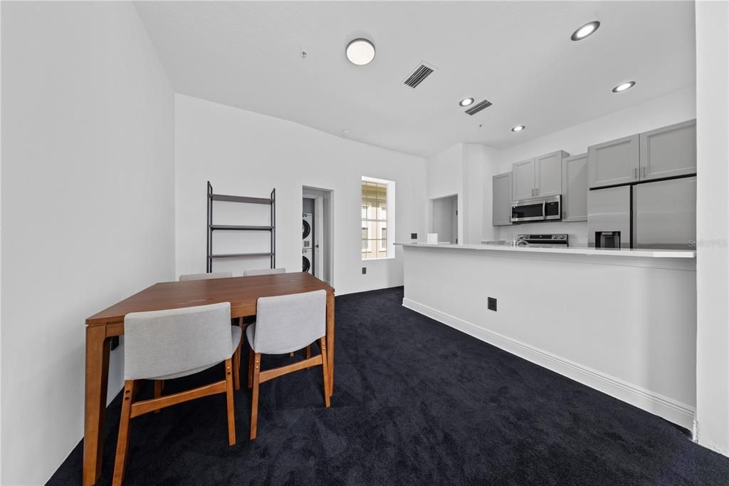 合同活跃: $1,398,000 (5 贝兹, 4 浴室, 3216 平方英尺)