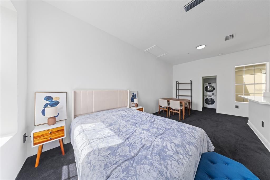 合同活跃: $1,398,000 (5 贝兹, 4 浴室, 3216 平方英尺)