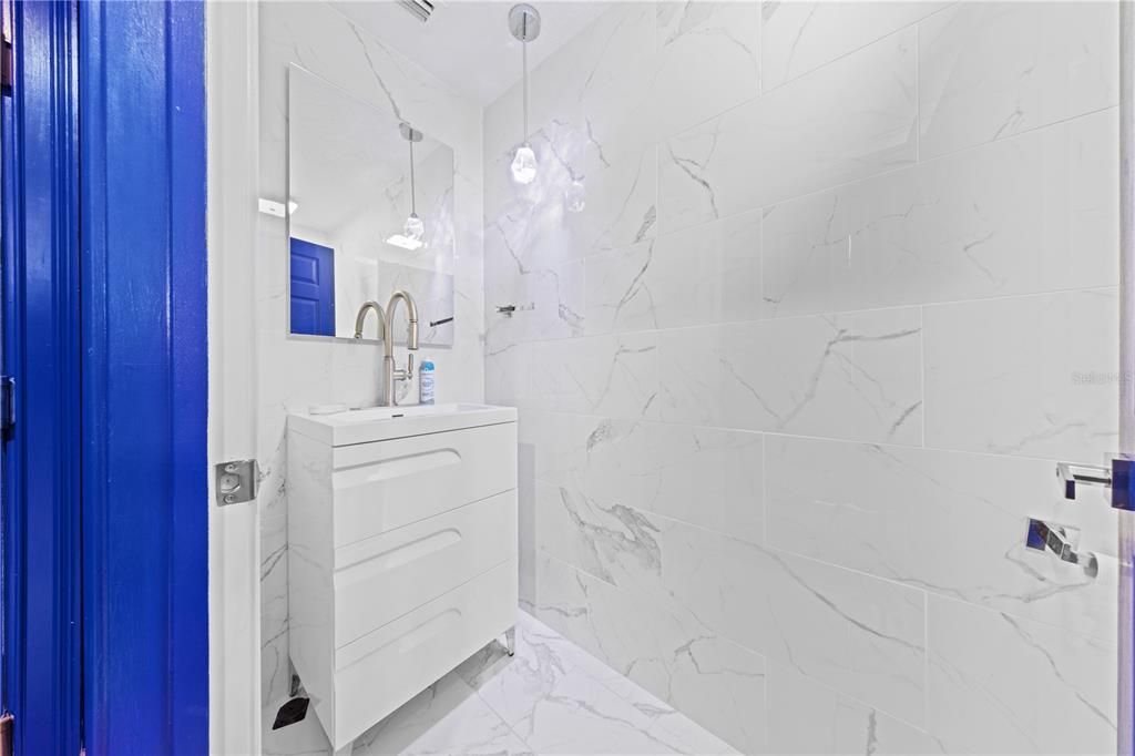 合同活跃: $1,398,000 (5 贝兹, 4 浴室, 3216 平方英尺)