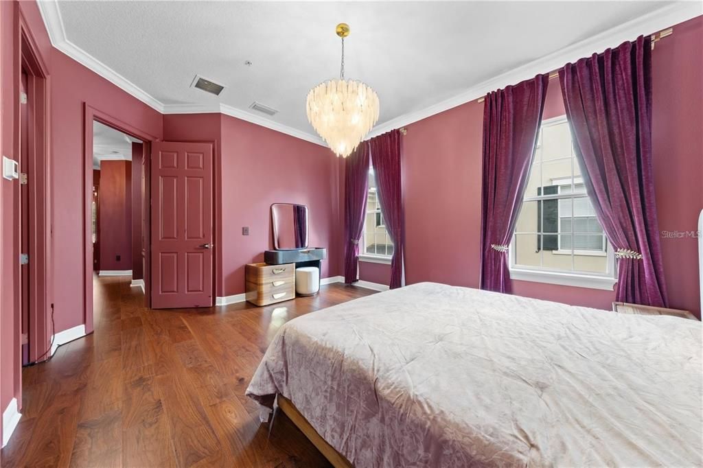 合同活跃: $1,398,000 (5 贝兹, 4 浴室, 3216 平方英尺)