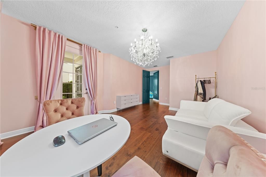 合同活跃: $1,398,000 (5 贝兹, 4 浴室, 3216 平方英尺)