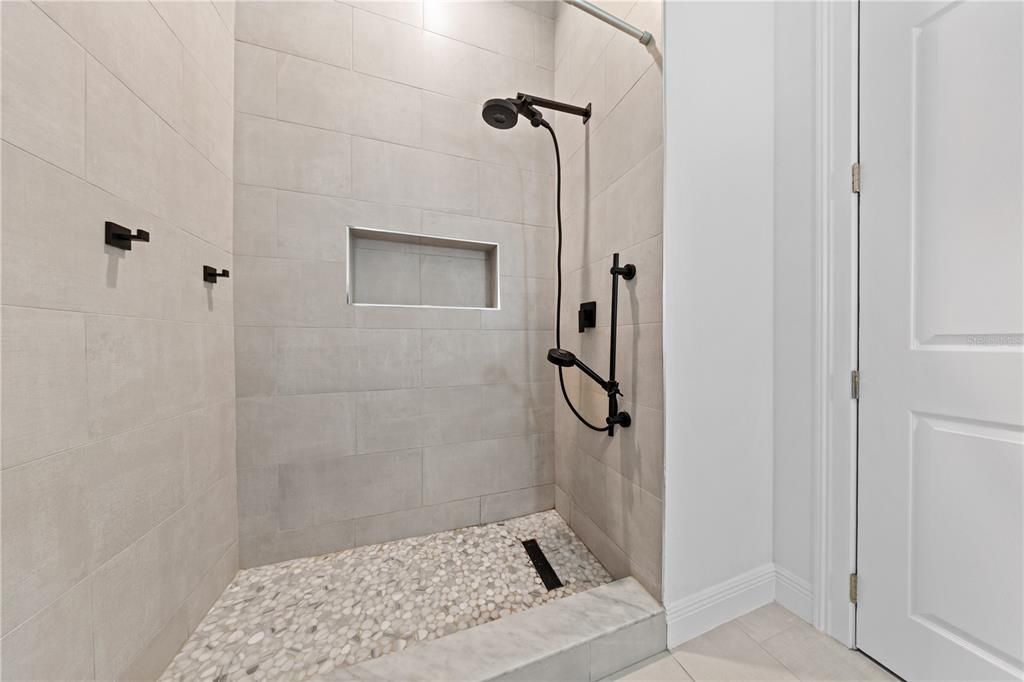 合同活跃: $1,398,000 (5 贝兹, 4 浴室, 3216 平方英尺)