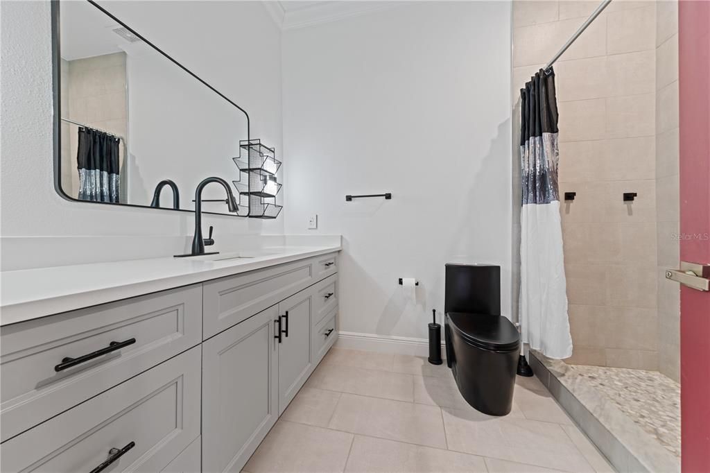 合同活跃: $1,398,000 (5 贝兹, 4 浴室, 3216 平方英尺)