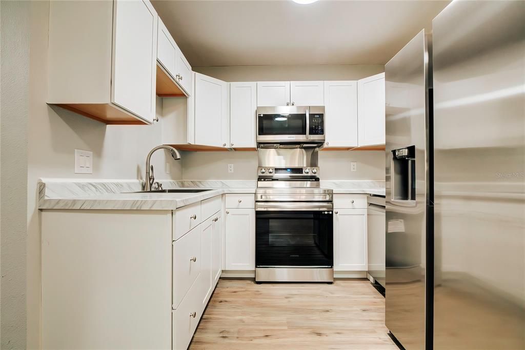 For Sale: $234,900 (2 beds, 1 baths, 1064 Square Feet)