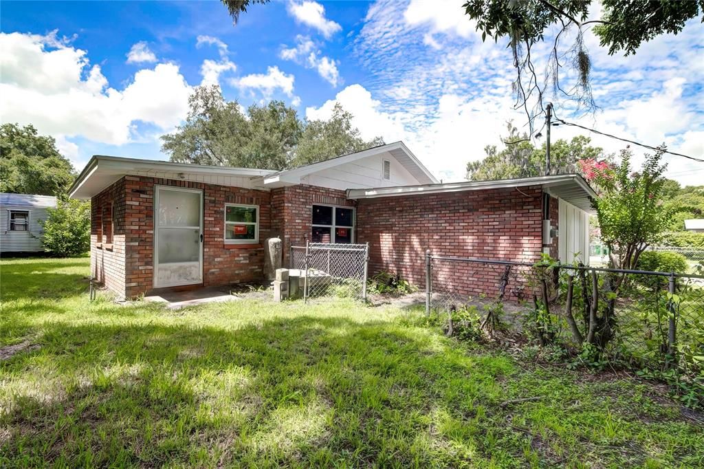 For Sale: $234,900 (2 beds, 1 baths, 1064 Square Feet)