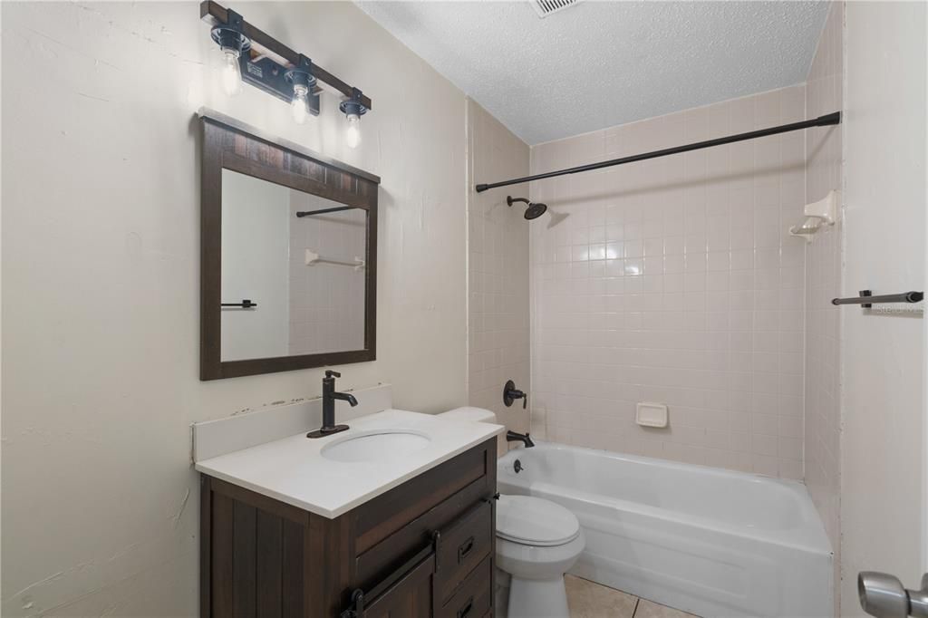 For Rent: $1,400 (2 beds, 1 baths, 900 Square Feet)