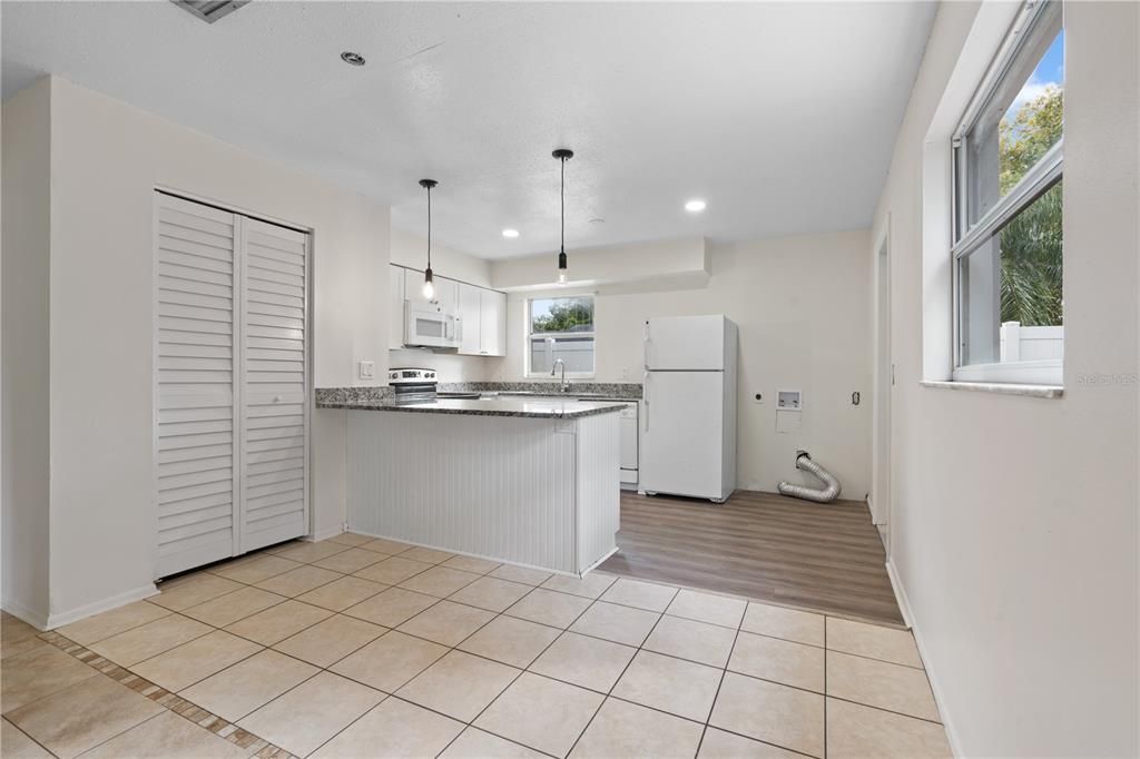 For Rent: $1,400 (2 beds, 1 baths, 900 Square Feet)