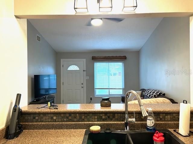 Active With Contract: $272,000 (2 beds, 2 baths, 936 Square Feet)