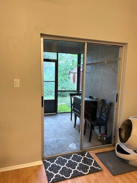 Active With Contract: $272,000 (2 beds, 2 baths, 936 Square Feet)