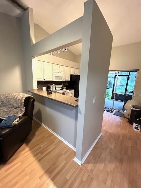 Active With Contract: $272,000 (2 beds, 2 baths, 936 Square Feet)