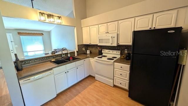 Active With Contract: $272,000 (2 beds, 2 baths, 936 Square Feet)