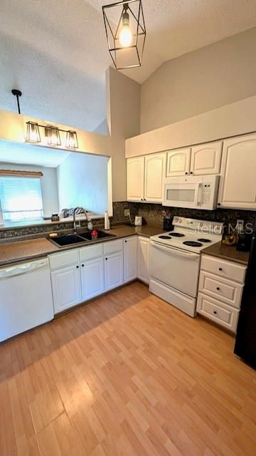 Active With Contract: $272,000 (2 beds, 2 baths, 936 Square Feet)