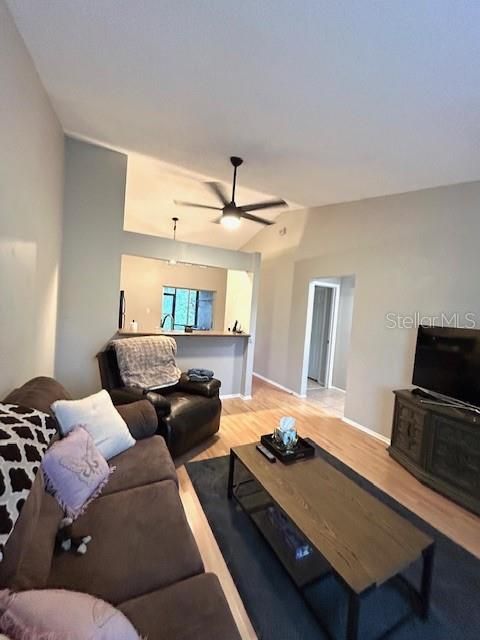 Active With Contract: $272,000 (2 beds, 2 baths, 936 Square Feet)