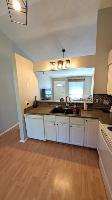 Active With Contract: $272,000 (2 beds, 2 baths, 936 Square Feet)