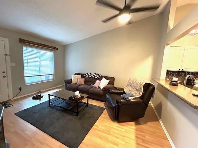 Active With Contract: $272,000 (2 beds, 2 baths, 936 Square Feet)