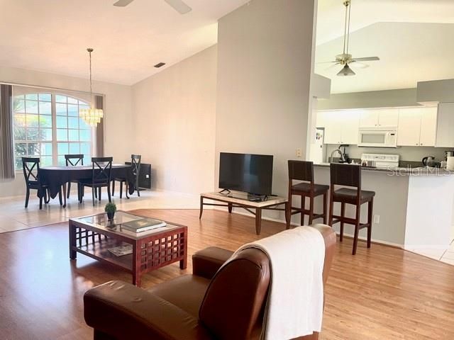 В аренду: $2,600 (4 спален, 2 ванн, 2064 Квадратных фут)