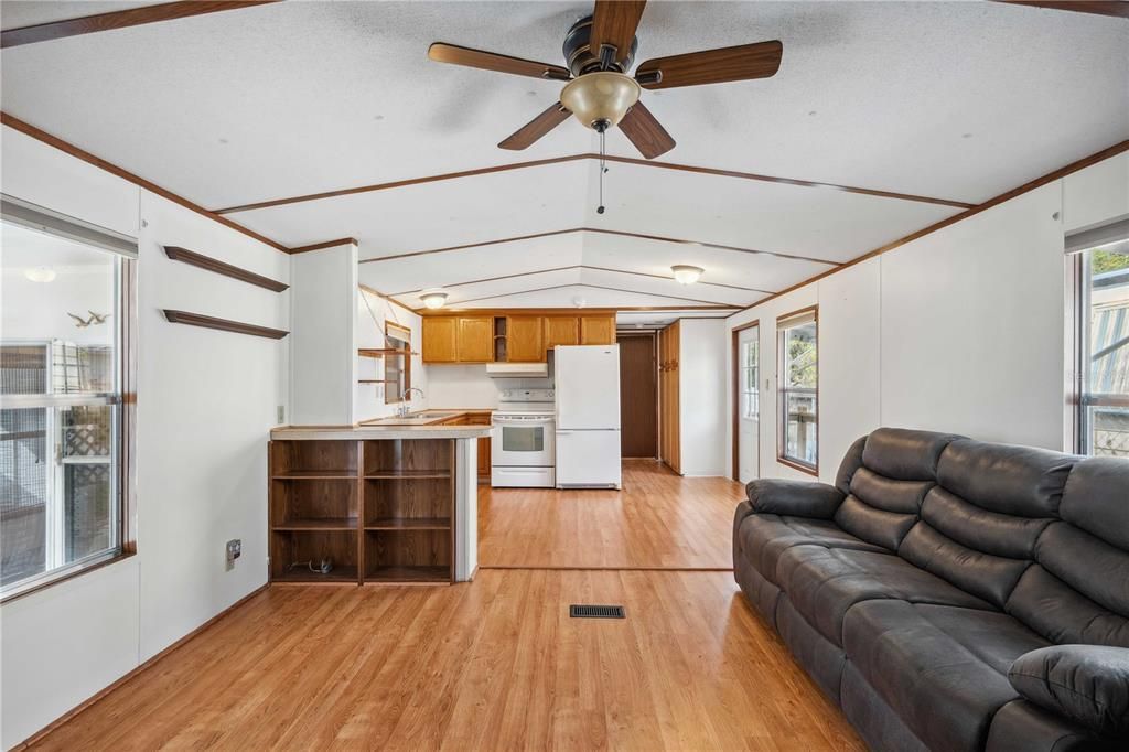 На продажу: $124,500 (2 спален, 2 ванн, 976 Квадратных фут)