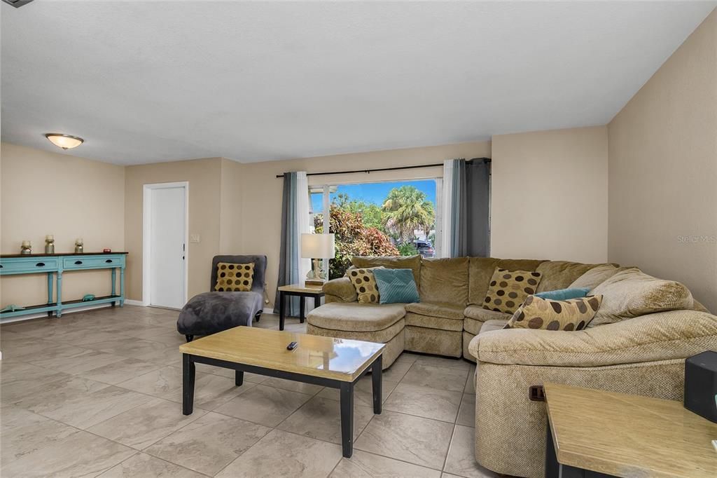 合同活跃: $399,000 (3 贝兹, 2 浴室, 1495 平方英尺)