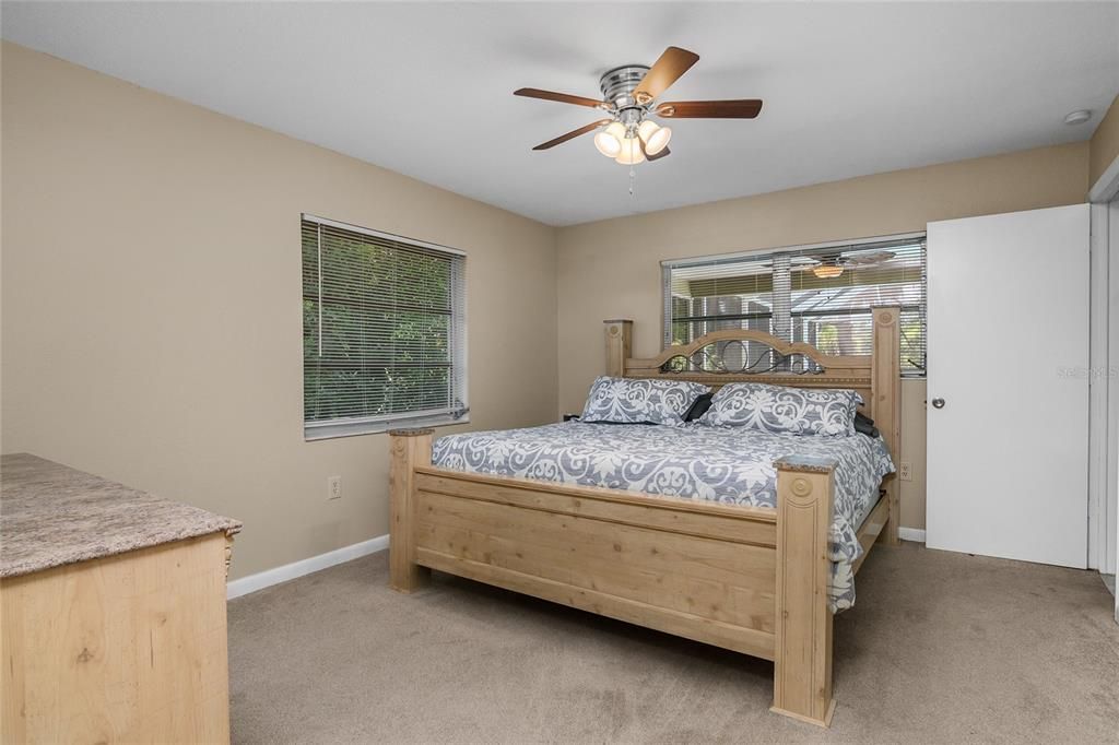 合同活跃: $399,000 (3 贝兹, 2 浴室, 1495 平方英尺)