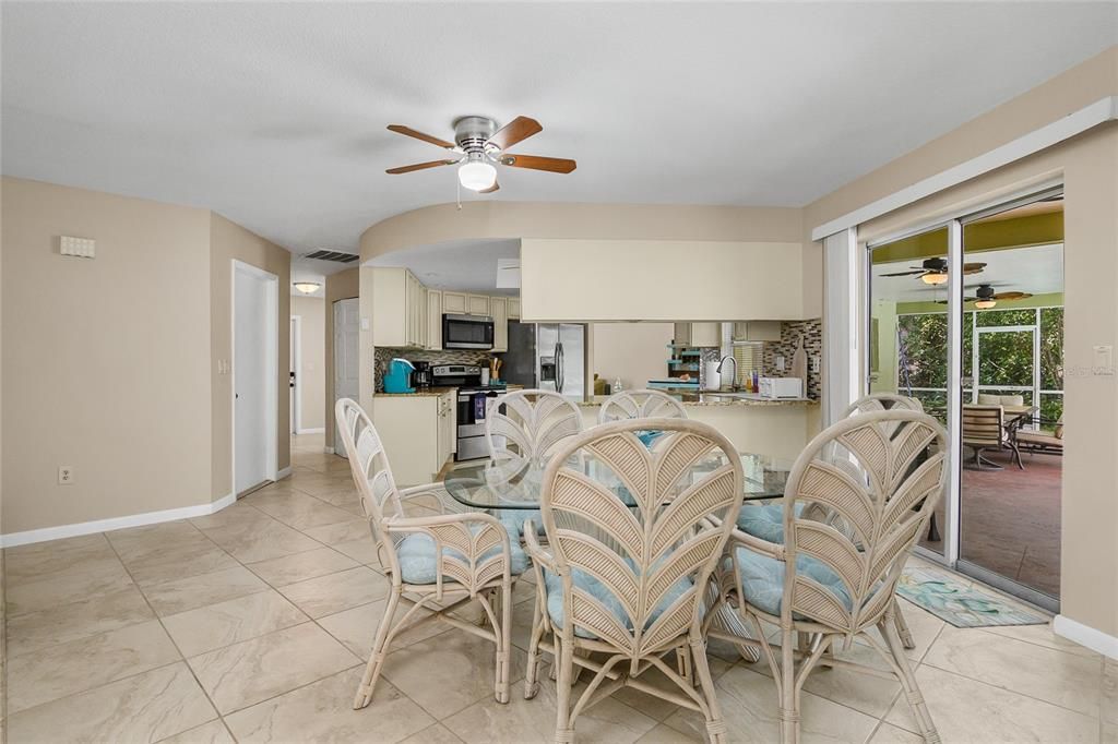 合同活跃: $399,000 (3 贝兹, 2 浴室, 1495 平方英尺)