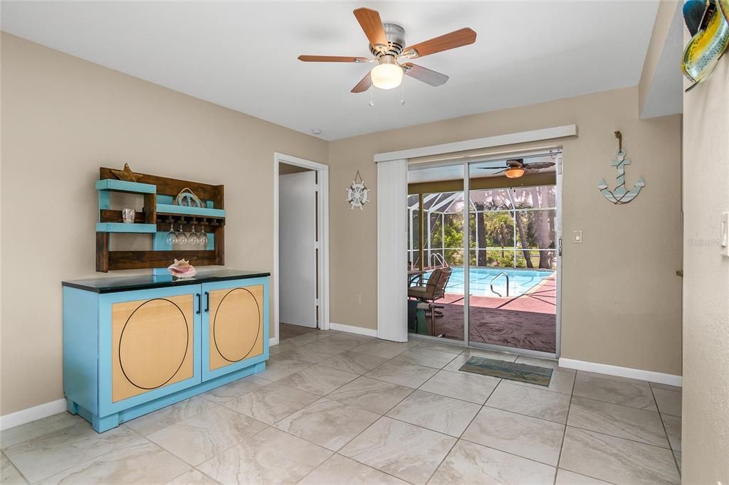 合同活跃: $399,000 (3 贝兹, 2 浴室, 1495 平方英尺)