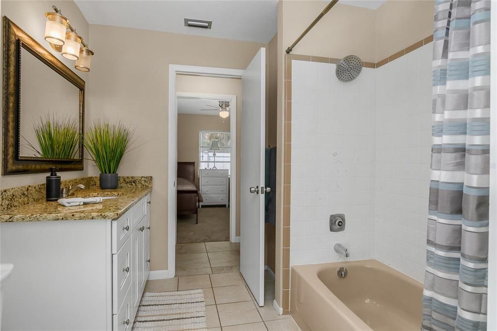 合同活跃: $399,000 (3 贝兹, 2 浴室, 1495 平方英尺)