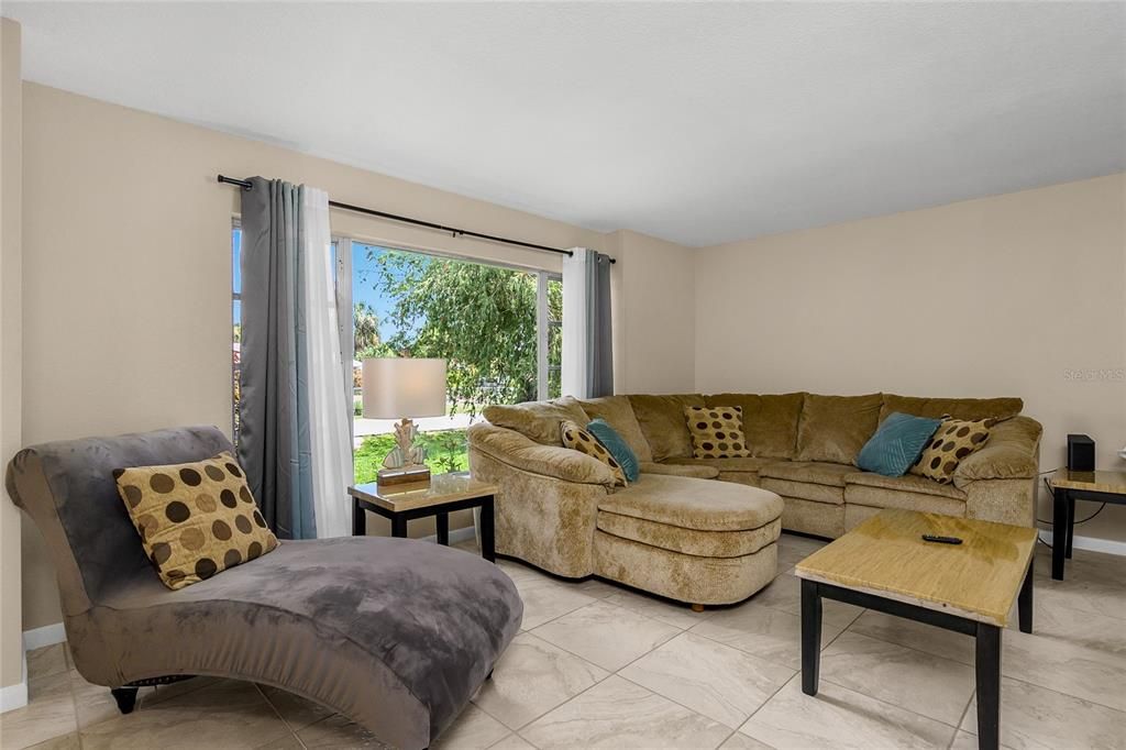 合同活跃: $399,000 (3 贝兹, 2 浴室, 1495 平方英尺)