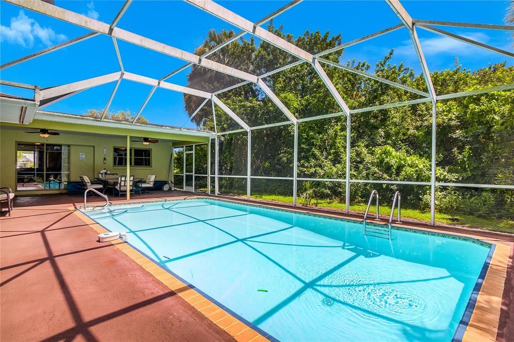 合同活跃: $399,000 (3 贝兹, 2 浴室, 1495 平方英尺)