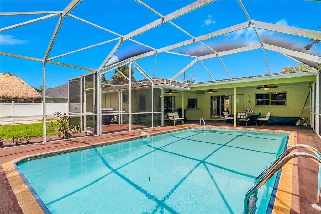 合同活跃: $399,000 (3 贝兹, 2 浴室, 1495 平方英尺)