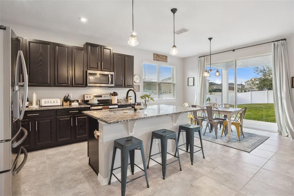 合同活跃: $509,900 (4 贝兹, 2 浴室, 2182 平方英尺)